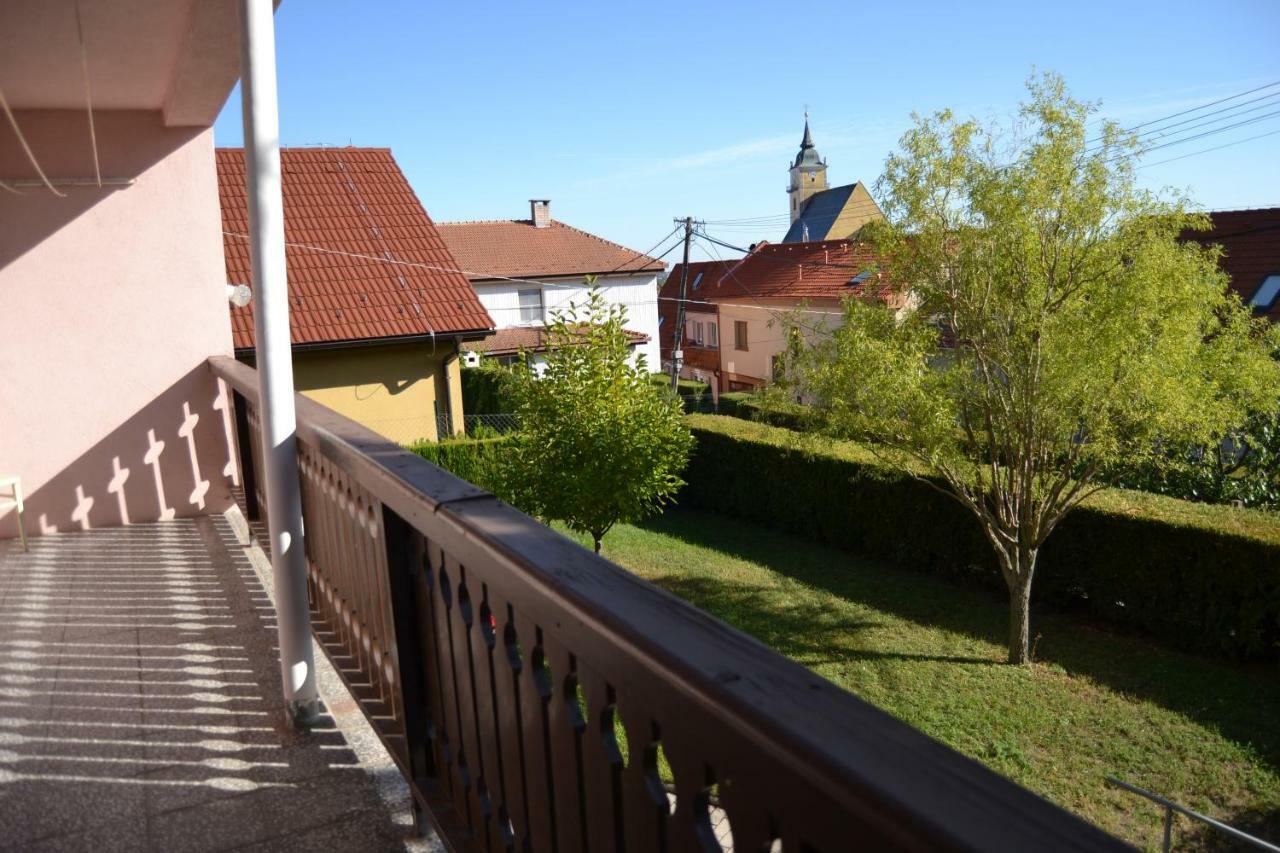 Granny'S Apartment Svaty Jur Exterior photo