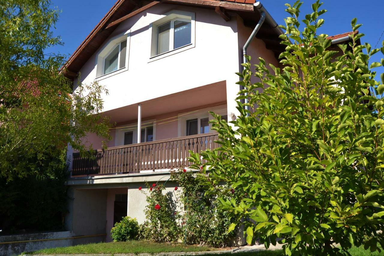 Granny'S Apartment Svaty Jur Exterior photo